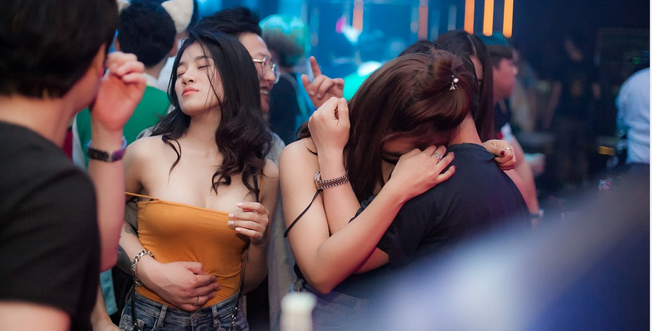 night club fans